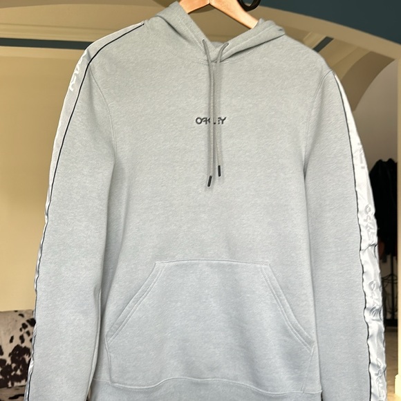 Oakley Hoodie Size Large Worn Once Like New! - Picture 3 of 10